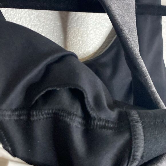 Old Navy Active- Power soft built in bra gray active top- Size Medium - Picture 4 of 6